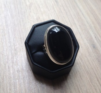 Zilveren ring met brede ovale zwarte Onyx maat 17.3 mm